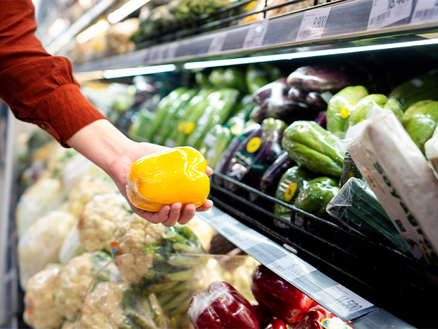 Regaletiketten aus Papier, die einen Überblick schaffen