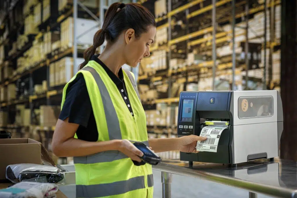 Warehouse-photography-application-packing-station-zt411