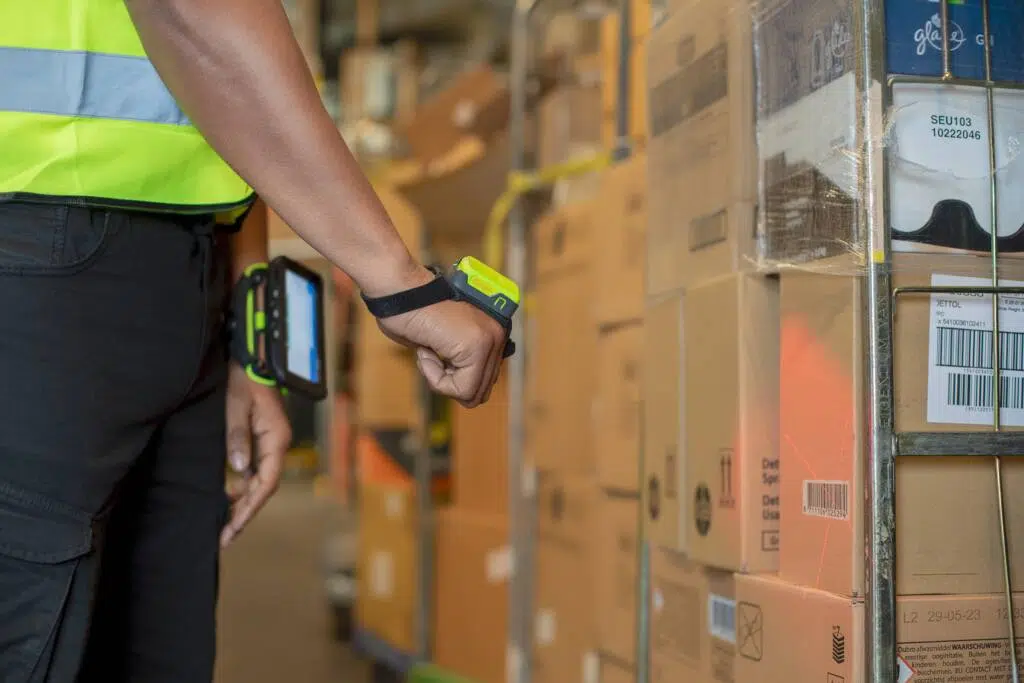 Rs2100-wt5400-photography-application-retail-in-store-inventory-crate-close-up. Jpg – original file