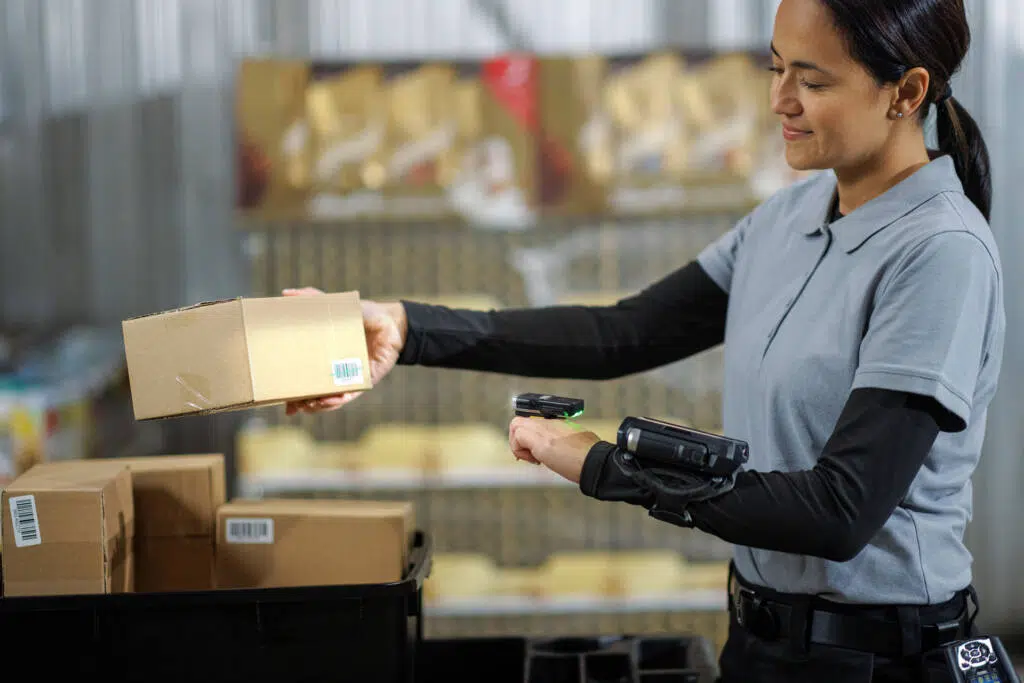 Warehouse-photography-website-application-rs6100-picking-scanning-3×2-3600. Jpg. Imgw. 1920. 1920